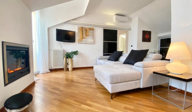 CasaViva - Central Seaview Penthouse in Camogli