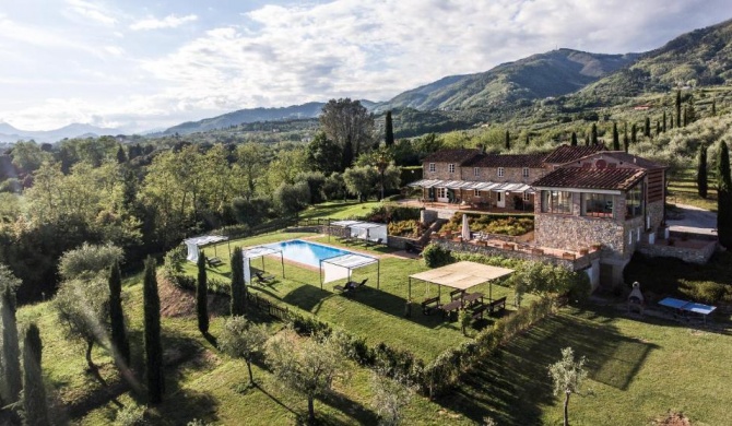 Casale rinnovato immerso nella campagna con splendida piscina privata