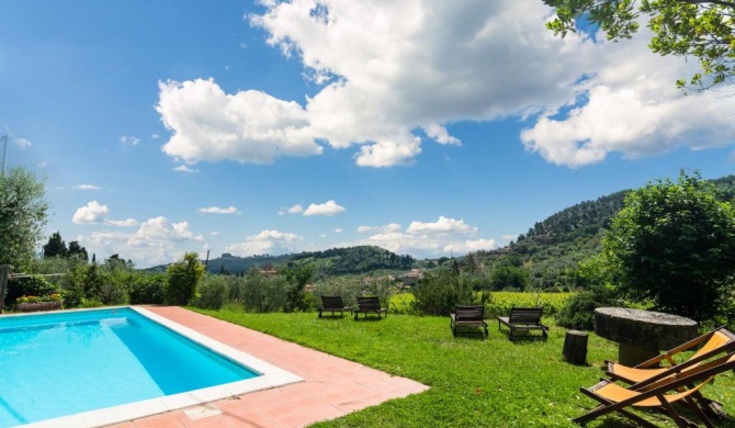 Pretty Farmhouse in Bacchereto with Swimming Pool