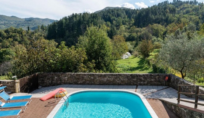 Ancient Farmhouse with private heated hot tub and pool